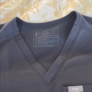 Figs charcoal scrub top